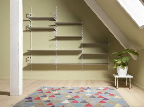 Gestaltungsbeispiel für eine Regalwand mit Wandhalterungen aus Stahl, weiß pulverbeschichtet  und Holzböden in verschiedenen Dekoren
